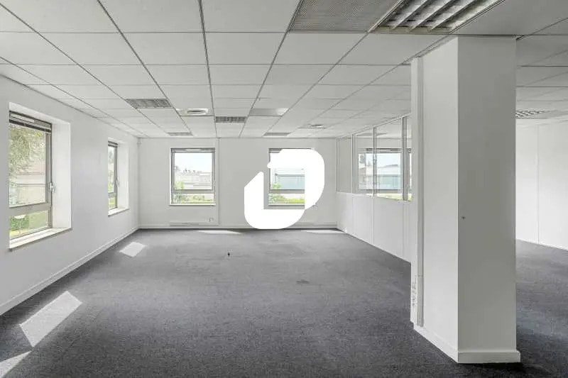 Office in Limonest for lease - Interior Photo - Image 1 of 12