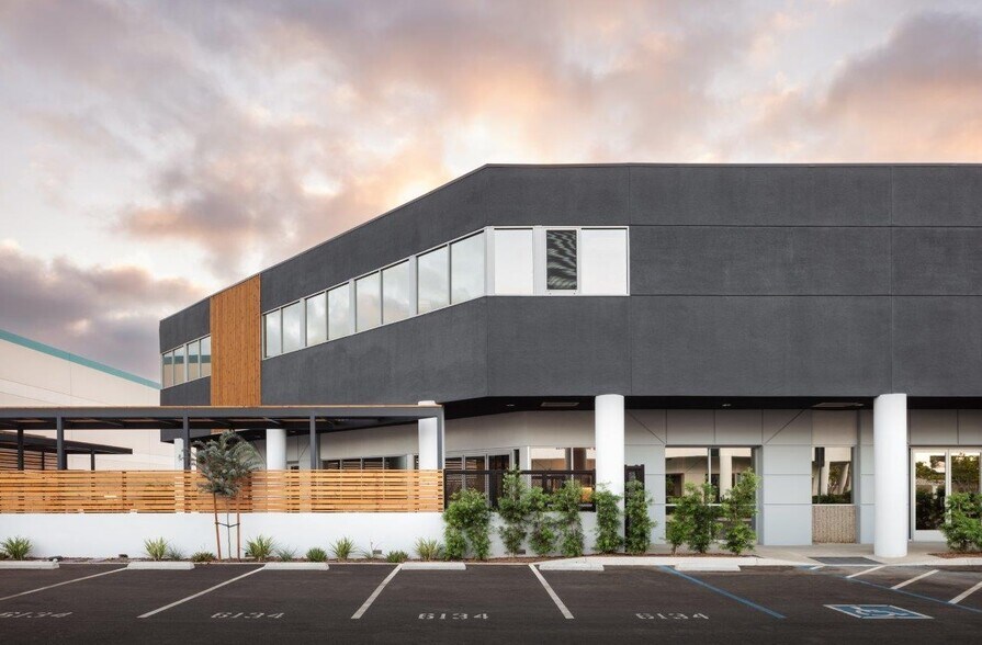 6134 Nancy Ridge Dr, San Diego, CA à louer - Photo du bâtiment - Image 2 de 8