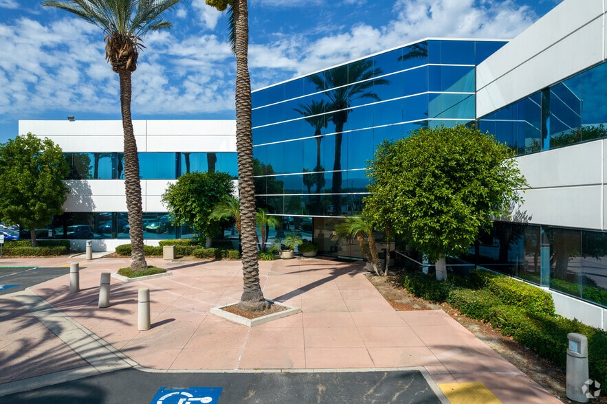 495 E Rincon St, Corona, CA à louer - Photo du bâtiment - Image 3 de 12