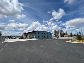 13831 Slover Ave, Fontana, CA à louer Photo du bâtiment- Image 2 de 8