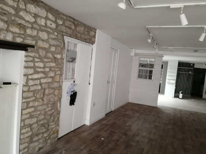 53 High St, Witney for lease - Interior Photo - Image 2 of 8