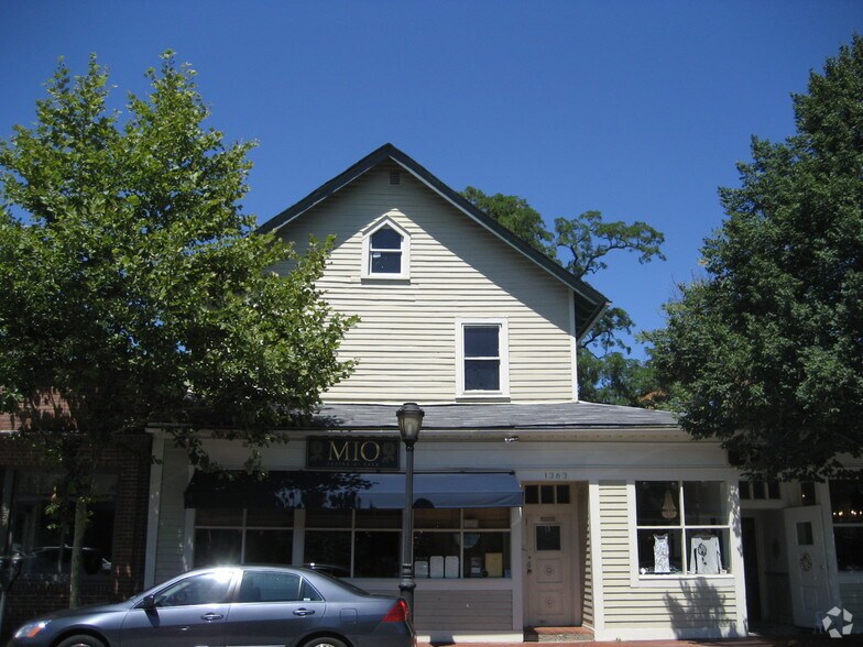 1355 Old Northern Blvd, Roslyn, NY à vendre - Photo du bâtiment - Image 2 de 4