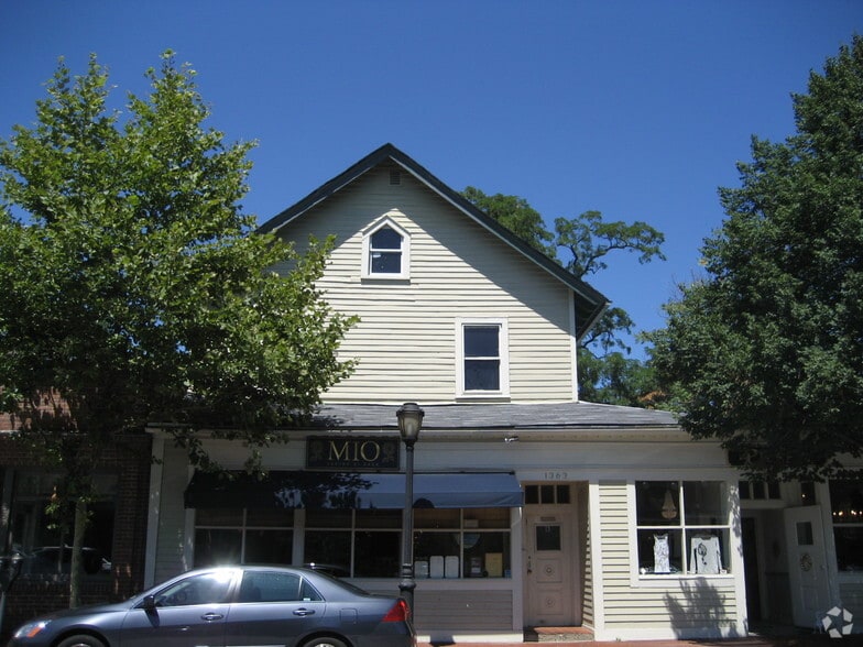 1355 Old Northern Blvd, Roslyn, NY à vendre - Photo du bâtiment - Image 2 de 3