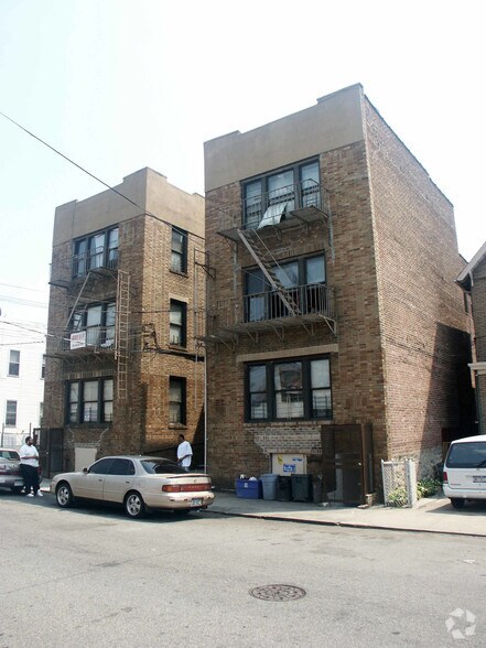 864 E 221st St, Bronx, NY à vendre - Photo du bâtiment - Image 3 de 6