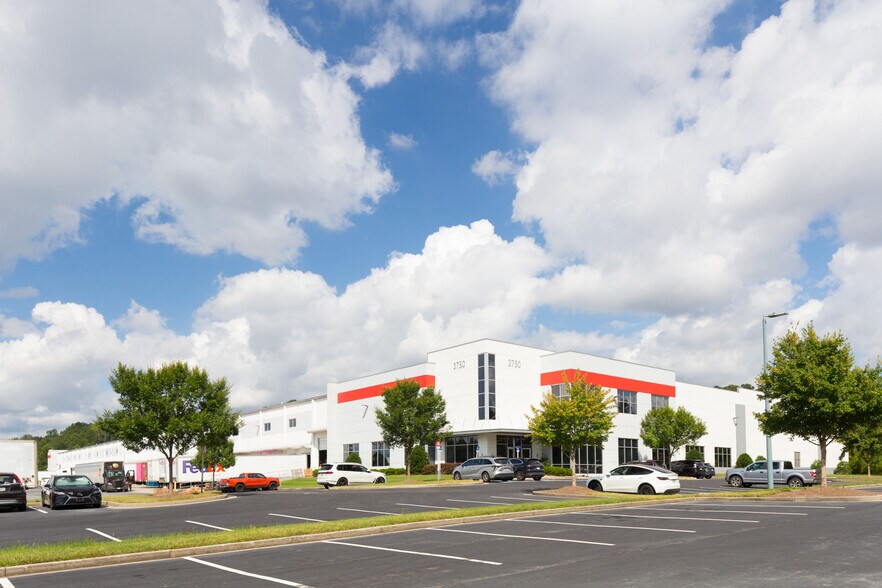 3750 Blue Ridge Dr, Buford, GA à louer - Photo du bâtiment - Image 2 de 5