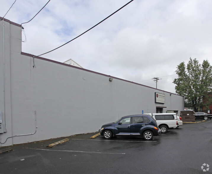 900 SE Sandy Blvd, Portland, OR for lease - Building Photo - Image 3 of 8