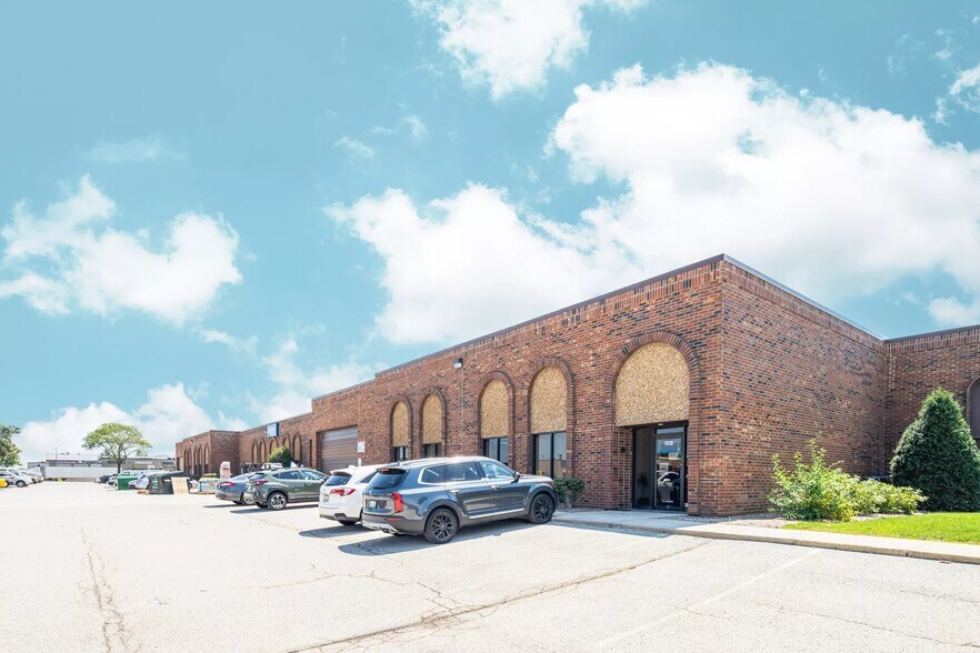 2075-2185 Estes Ave, Elk Grove Village, IL à louer - Photo du bâtiment - Image 2 de 6