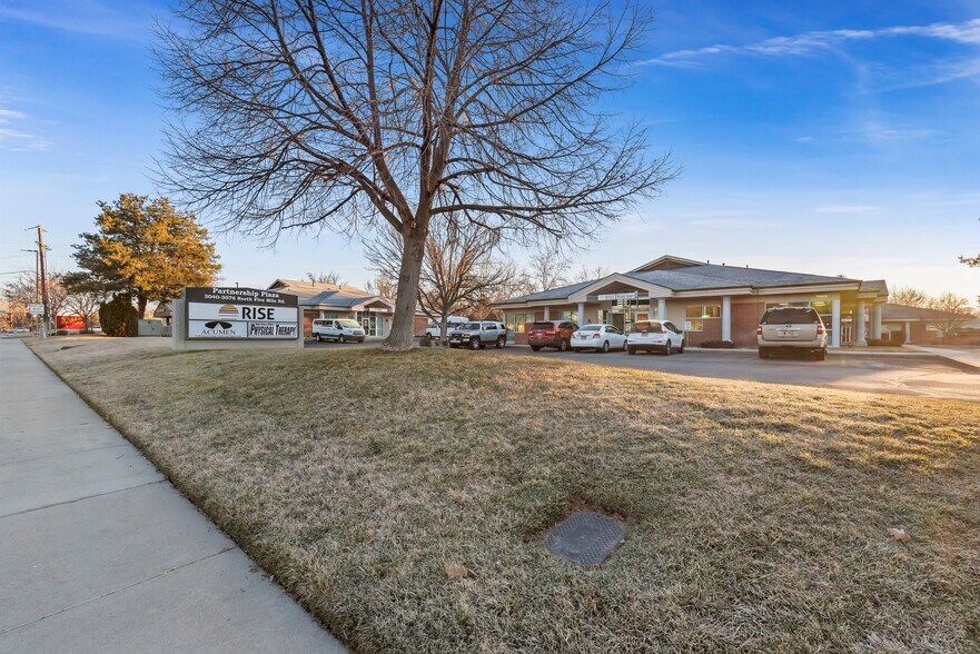 Medallion at Five Mile portefeuille de 4 propriétés à vendre sur LoopNet.ca - Photo du bâtiment - Image 3 de 9