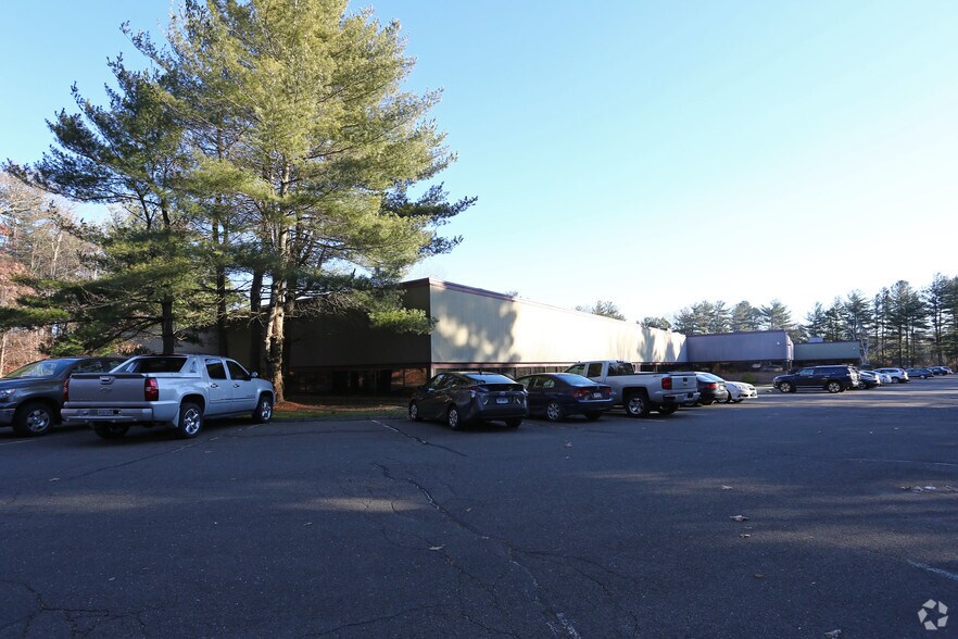 17 Connecticut South Dr, East Granby, CT à vendre - Photo du bâtiment - Image 2 de 2