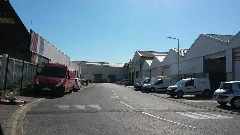 Industriel dans Vénissieux à louer - Photo du bâtiment - Image 1 de 3