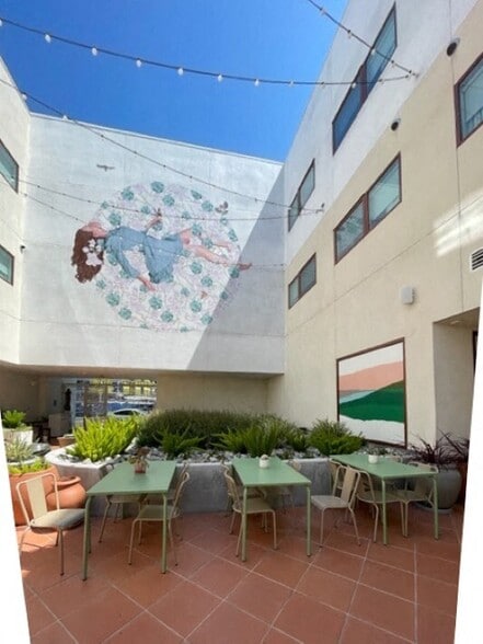 5170 W Adams Blvd, Los Angeles, CA à louer - Photo du bâtiment - Image 1 de 8