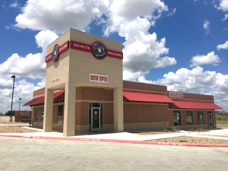 3201 Commercial Cir, New Braunfels, TX for lease - Building Photo - Image 3 of 6