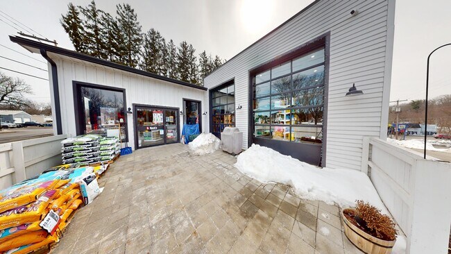 Plus de détails pour 4 Bona Ventura Ave, Wallkill, NY - Commerce de détail à vendre