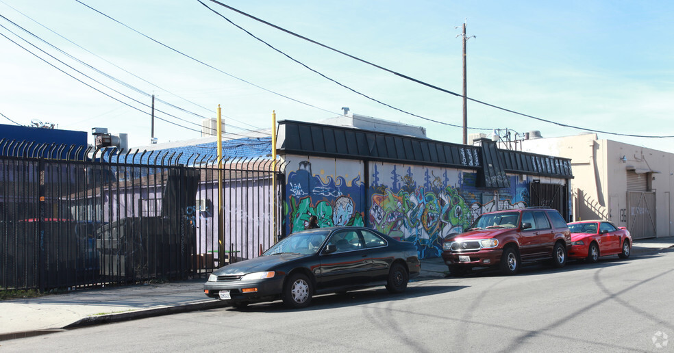 Industrial Property Just East of USC portfolio of 2 properties for sale on LoopNet.ca - Primary Photo - Image 2 of 3