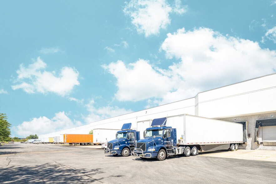 1614-1634 Westbelt Dr, Columbus, OH à louer - Photo du bâtiment - Image 3 de 11