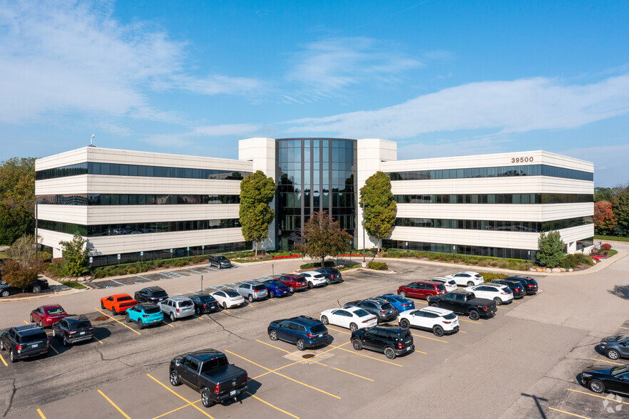 39500 High Pointe Blvd, Novi, MI for lease - Building Photo - Image 1 of 15