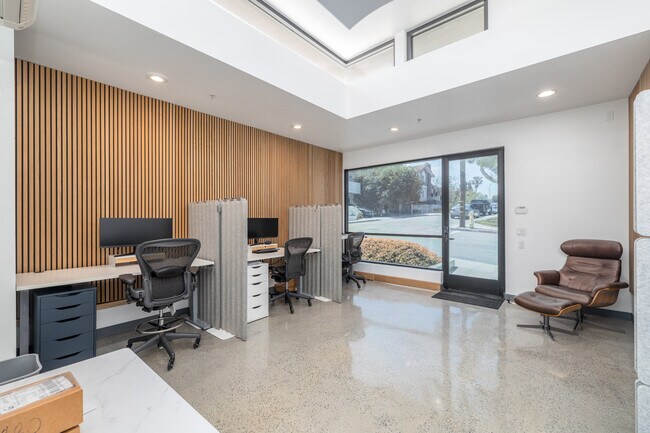 More details for 627 Aviation Way, Manhattan Beach, CA - Office for Sale