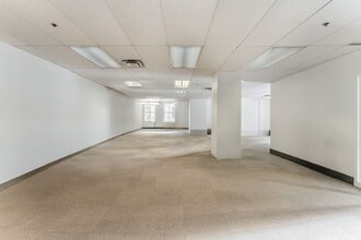 501-507 Pl d'Armes, Montréal, QC à louer Photo du bâtiment- Image 2 de 9