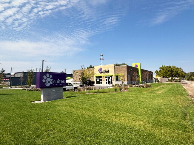 Plus de détails pour 6335 15 Mile Rd, Sterling Heights, MI - Commerce de détail à vendre