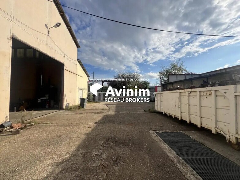 Flex in Décines-Charpieu for lease - Building Photo - Image 1 of 14