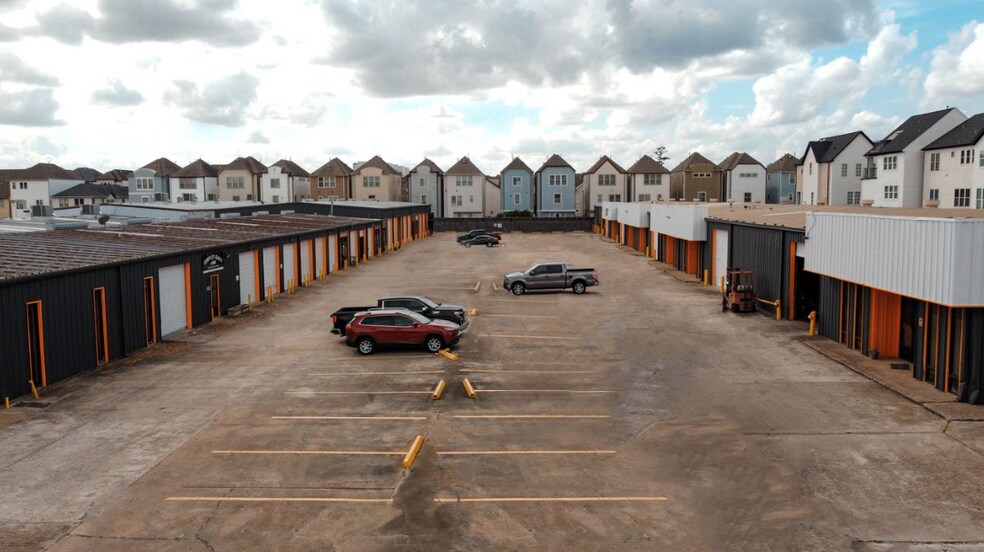 1201 Upland Dr, Houston, TX à louer - Photo du bâtiment - Image 2 de 4