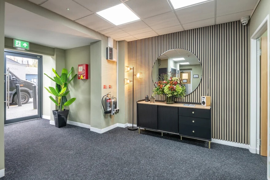 99-109 Lavender Hl, London for lease - Interior Photo - Image 3 of 16