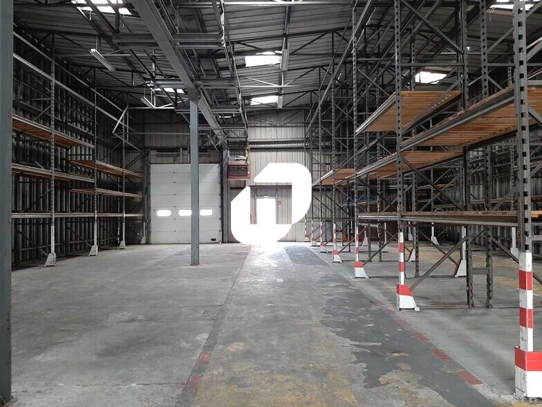 Flex in Coignières for lease - Interior Photo - Image 1 of 5