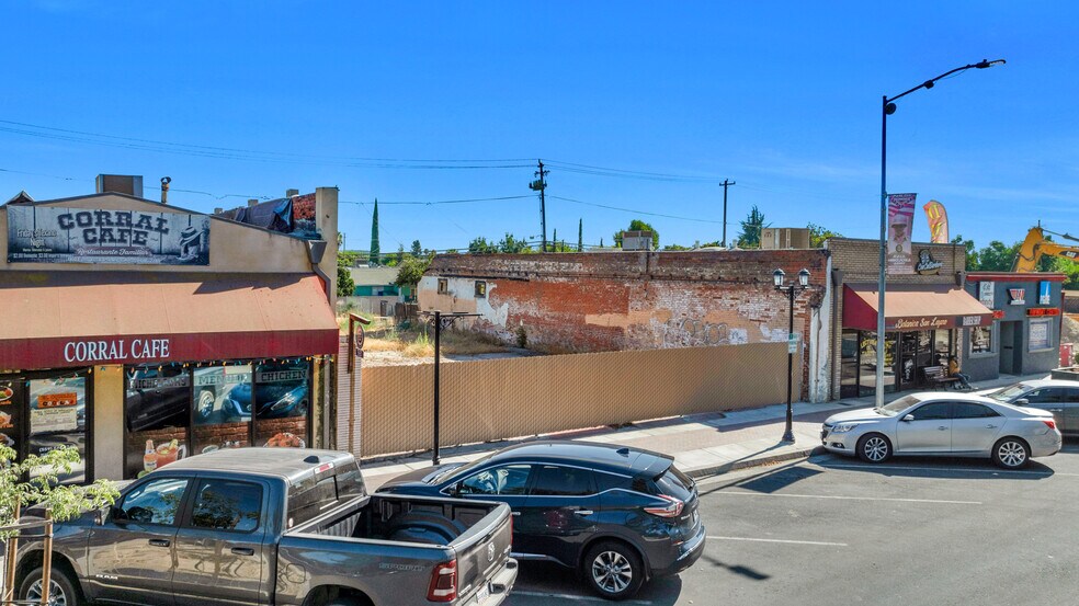 668 Fresno St, Parlier, CA for sale - Building Photo - Image 2 of 24