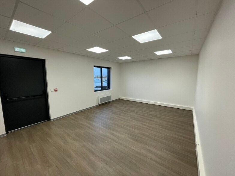 Flex in Flévy for lease - Interior Photo - Image 3 of 3