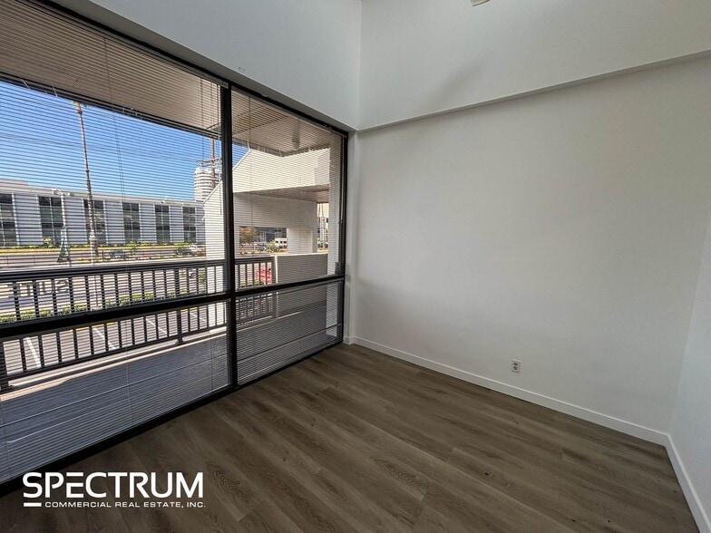 21101-21163 Victory Blvd, Canoga Park, CA for lease - Building Photo - Image 3 of 17