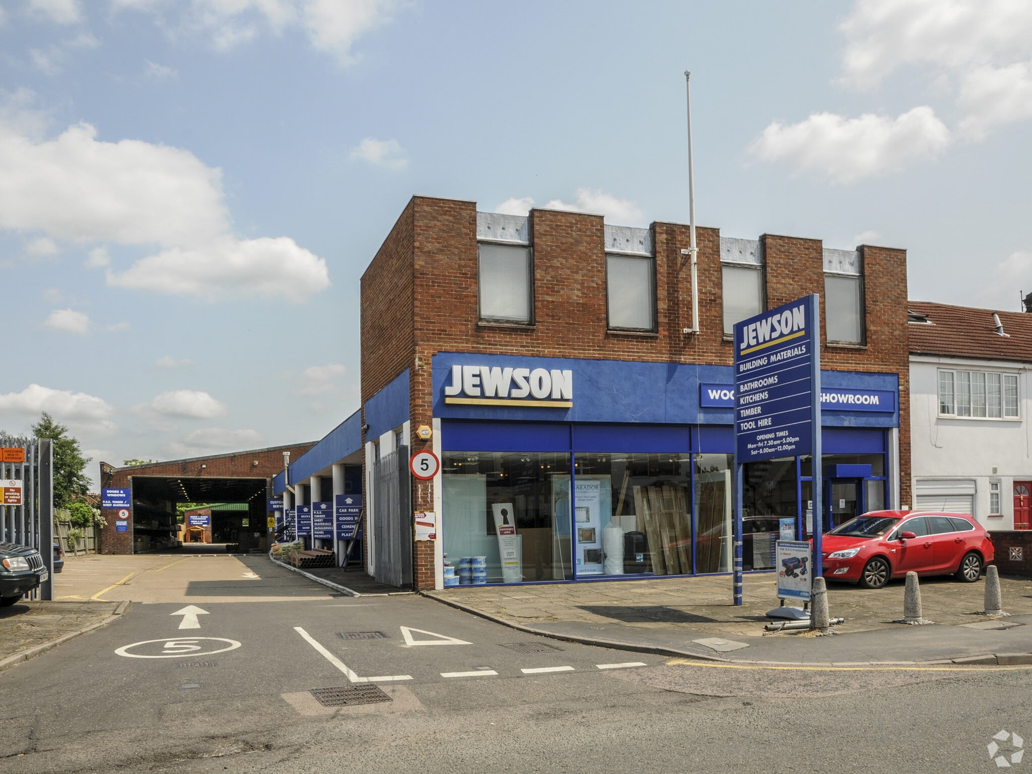 Jewson, Queens Avenue, Watford, WD18 7NW portfolio of 3 properties for sale on LoopNet.ca Primary Photo- Image 1 of 4