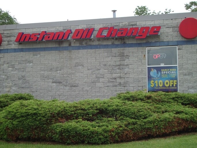 5912 S Packard Ave, Cudahy, WI à vendre - Photo du bâtiment - Image 3 de 6