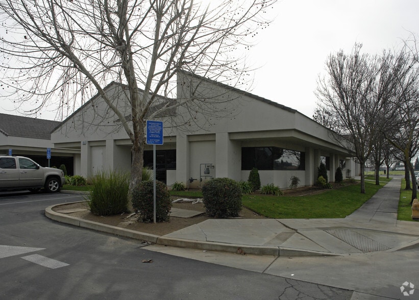 2425 W Cleveland Ave, Madera, CA à louer - Photo principale - Image 1 de 3