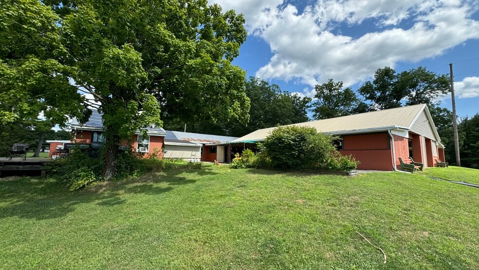 104 Bady Ln, Wind Gap, PA for sale - Building Photo - Image 3 of 109