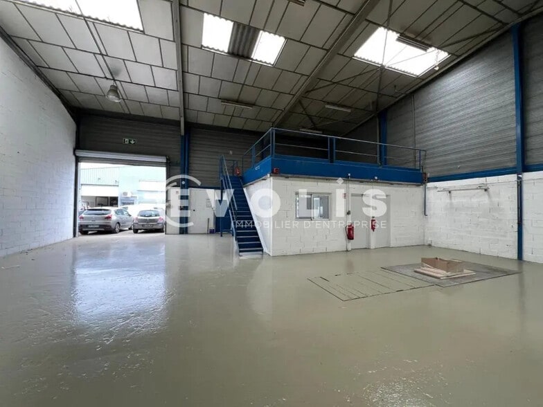 Flex in Chassieu for lease - Interior Photo - Image 1 of 6