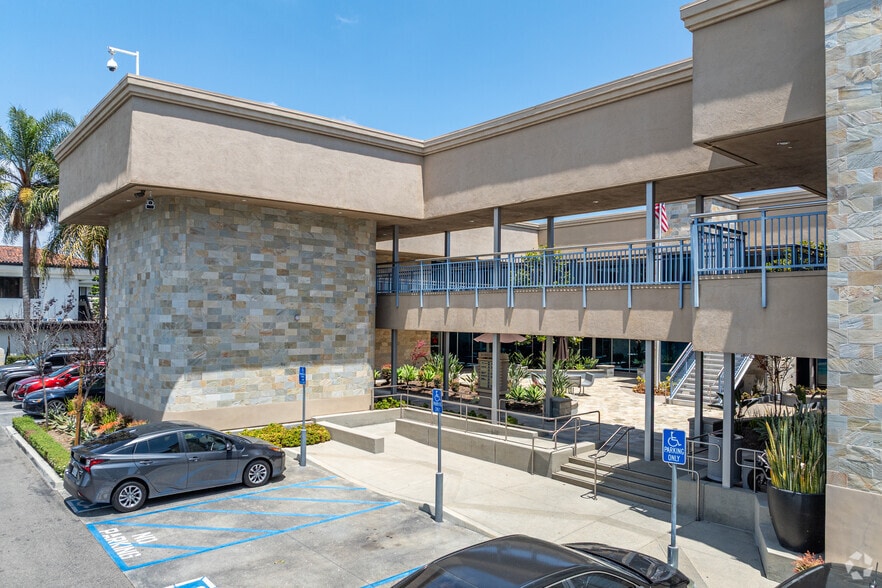 600 N Tustin Ave, Santa Ana, CA à louer - Photo du bâtiment - Image 2 de 6