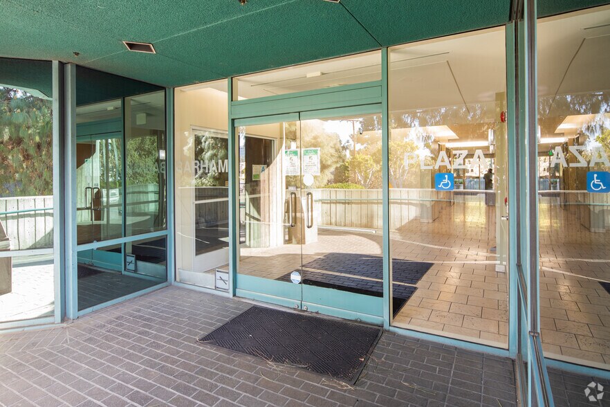 3800 Barham Blvd, Los Angeles, CA à louer - Photo du bâtiment - Image 3 de 4