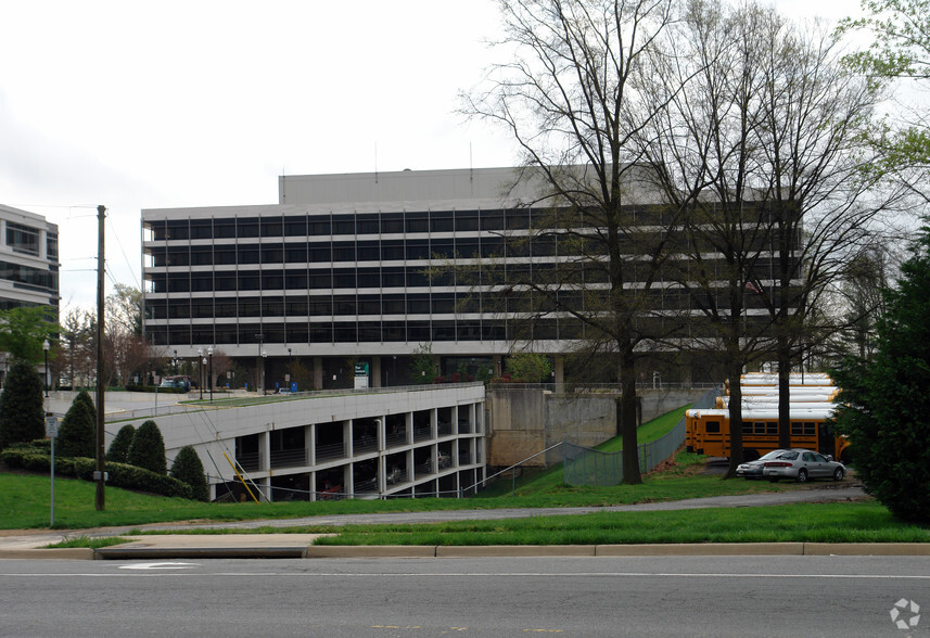 8111 Gatehouse Rd, Falls Church, VA à louer - Photo du bâtiment - Image 2 de 12