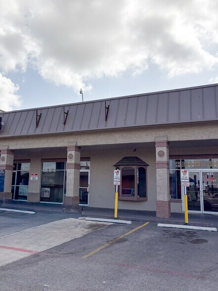 7210-7224 Blanco Rd, San Antonio, TX for lease - Building Photo - Image 3 of 15