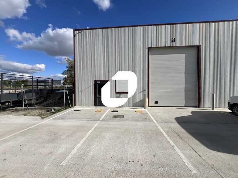 Flex in Marolles-en-Hurepoix for lease - Building Photo - Image 1 of 5