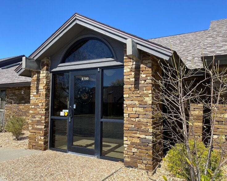 1200 E Woodhurst Dr, Springfield, MO à louer - Photo du bâtiment - Image 3 de 12