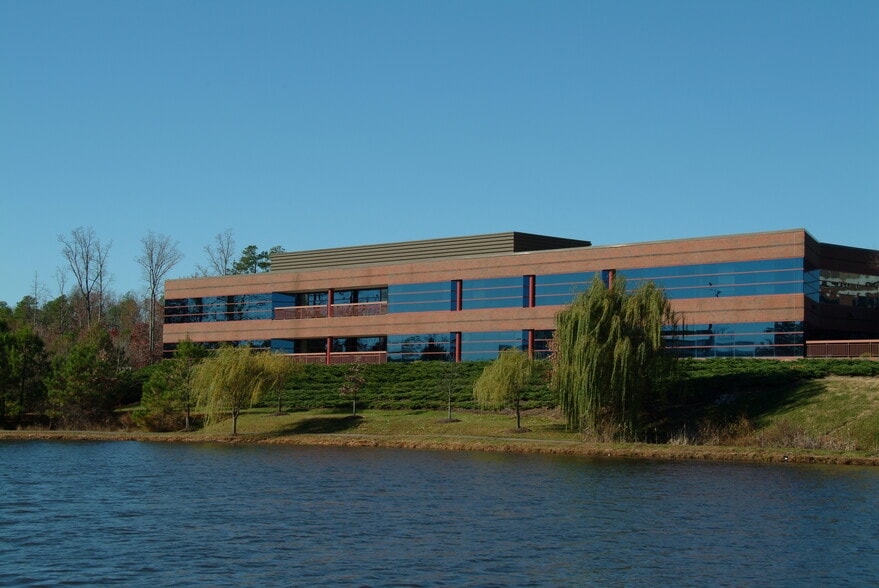 4851 Lake Brook Dr, Glen Allen, VA for lease - Building Photo - Image 1 of 20