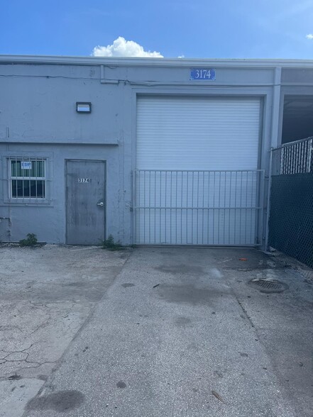 3172-3182 NW 75th St, Miami, FL for lease - Building Photo - Image 2 of 3