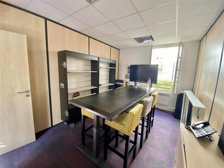 Office in Sèvres for lease - Building Photo - Image 3 of 9