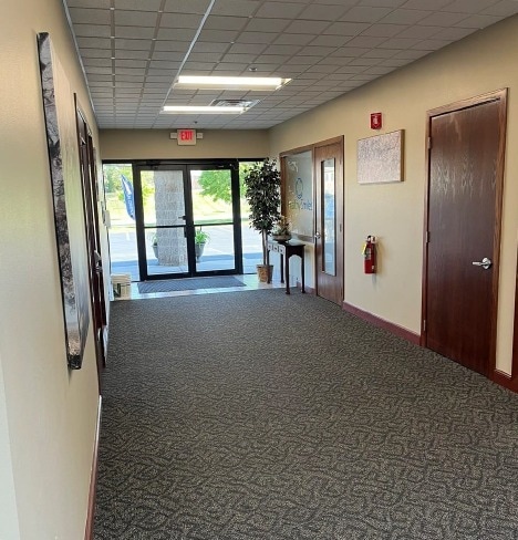 285 Forest Grove Dr, Pewaukee, WI for lease Interior Photo- Image 1 of 5