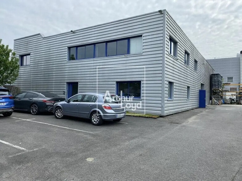 Office in Grigny for lease - Building Photo - Image 1 of 5