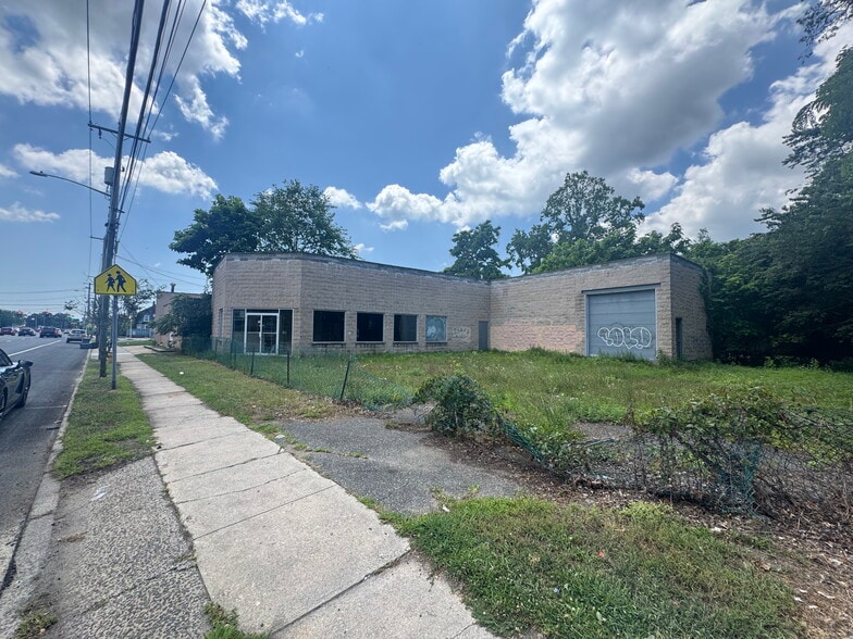 566 Broadway, Amityville, NY for sale - Building Photo - Image 1 of 10