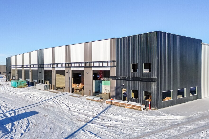 6 Wrangler Pl, Rocky View C, AB à louer - Photo du bâtiment - Image 2 de 7