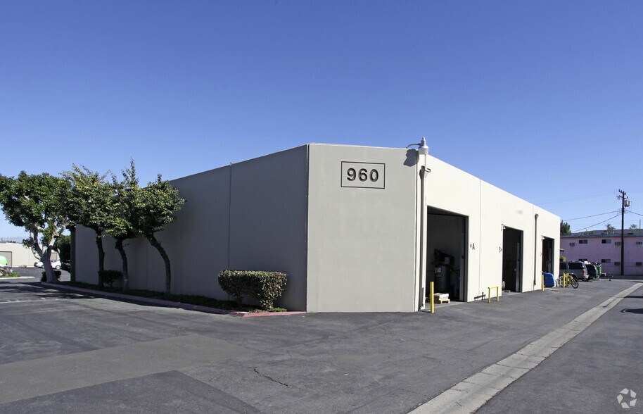 960 E Orangethorpe Ave, Anaheim, CA à louer - Photo du bâtiment - Image 3 de 4