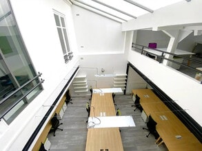 Retail in Paris for lease Interior Photo- Image 2 of 3